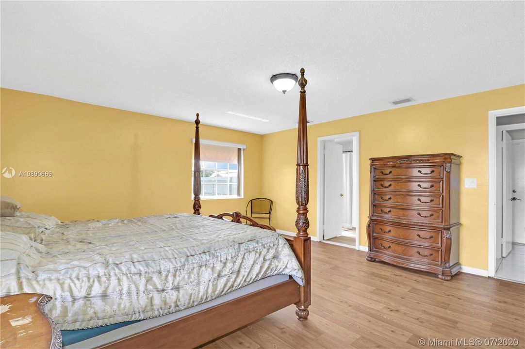 Vendido Recientemente: $400,000 (3 camas, 2 baños, 2154 Pies cuadrados)