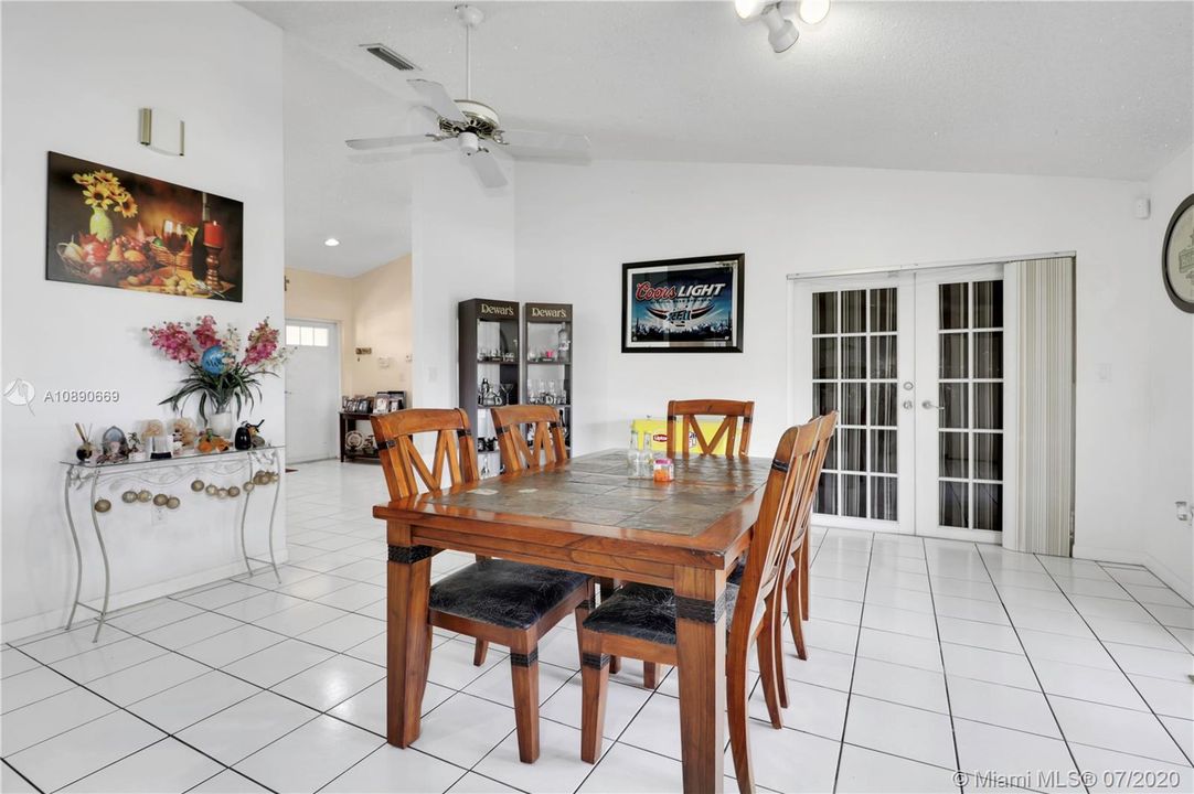 Vendido Recientemente: $400,000 (3 camas, 2 baños, 2154 Pies cuadrados)