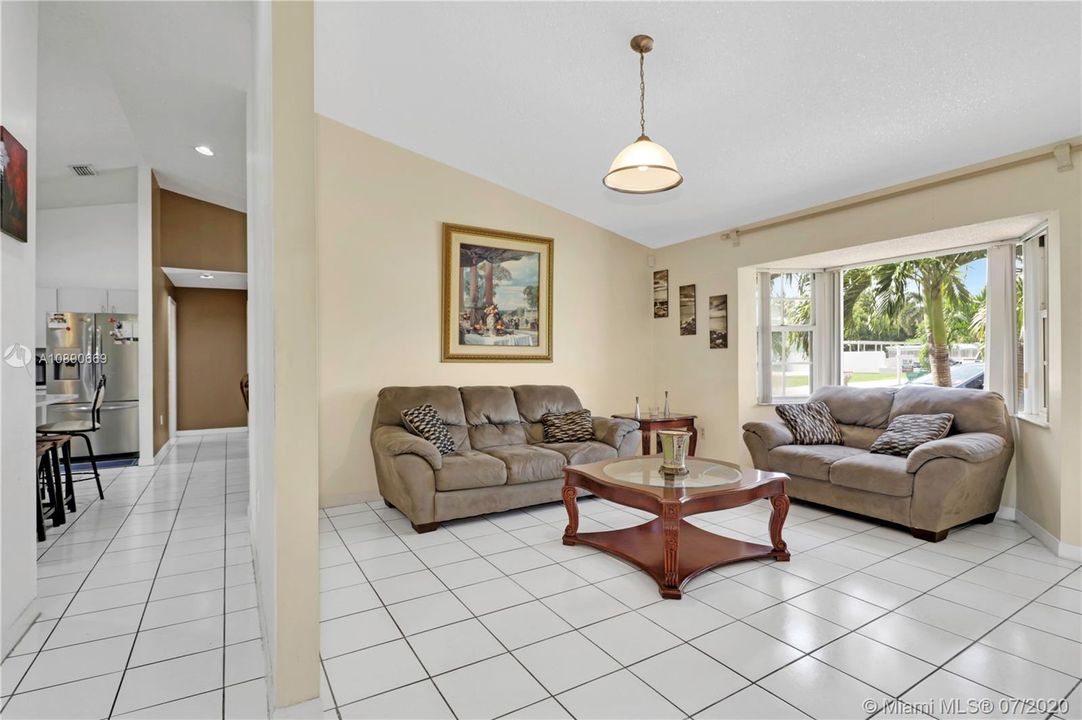 Vendido Recientemente: $400,000 (3 camas, 2 baños, 2154 Pies cuadrados)