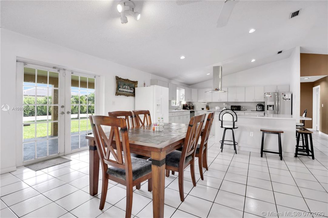 Vendido Recientemente: $400,000 (3 camas, 2 baños, 2154 Pies cuadrados)