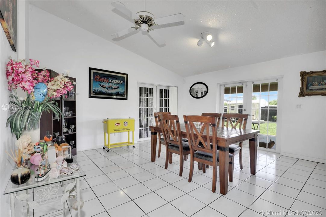 Vendido Recientemente: $400,000 (3 camas, 2 baños, 2154 Pies cuadrados)