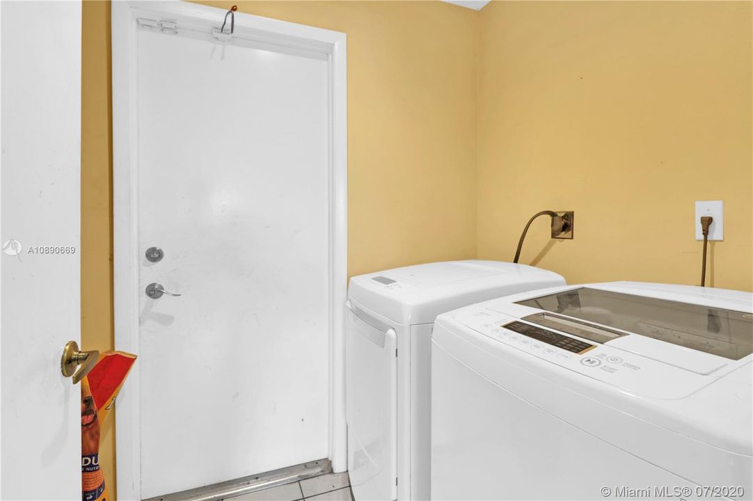 Vendido Recientemente: $400,000 (3 camas, 2 baños, 2154 Pies cuadrados)
