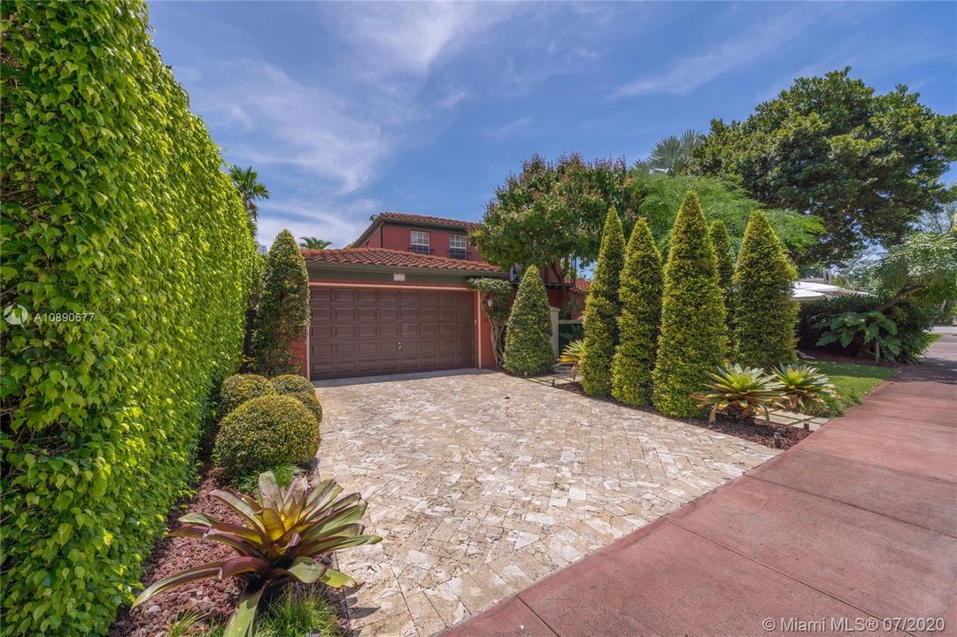 Vendido Recientemente: $2,250,000 (4 camas, 3 baños, 3510 Pies cuadrados)