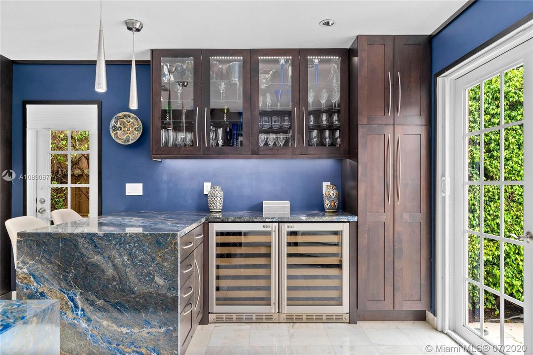 Vendido Recientemente: $2,250,000 (4 camas, 3 baños, 3510 Pies cuadrados)