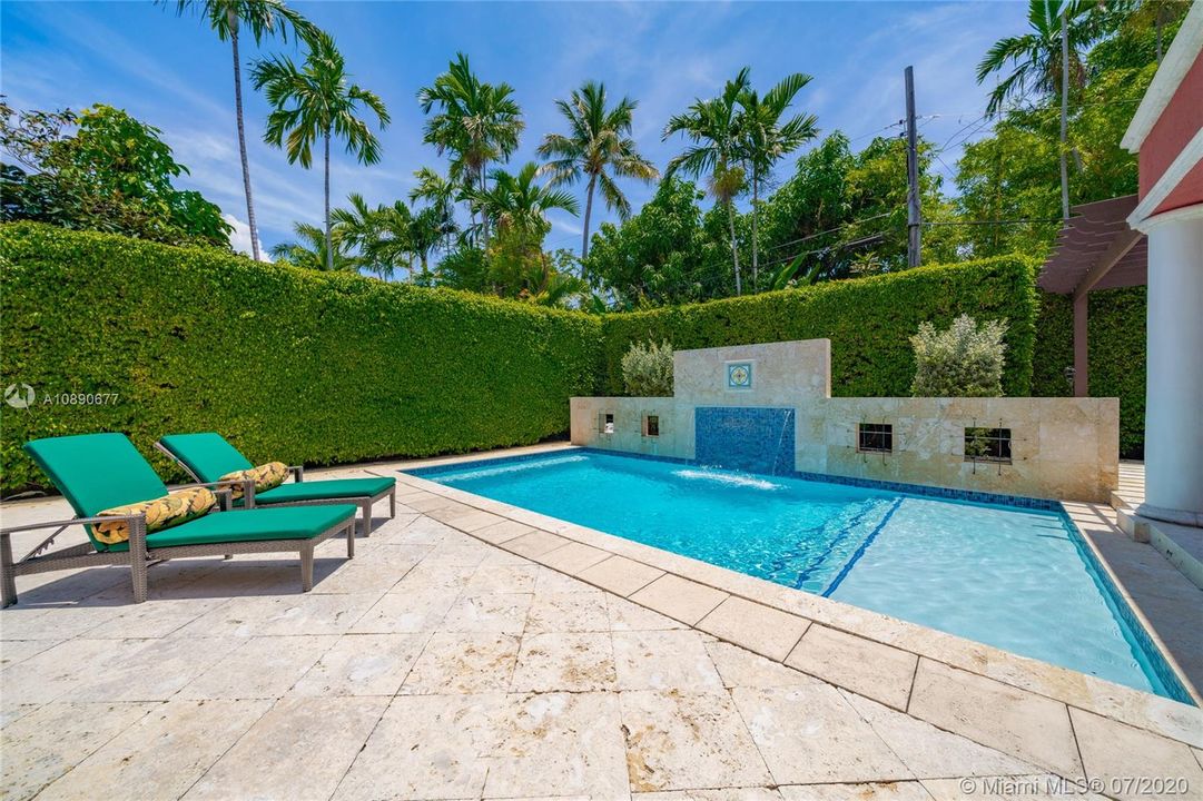 Vendido Recientemente: $2,250,000 (4 camas, 3 baños, 3510 Pies cuadrados)