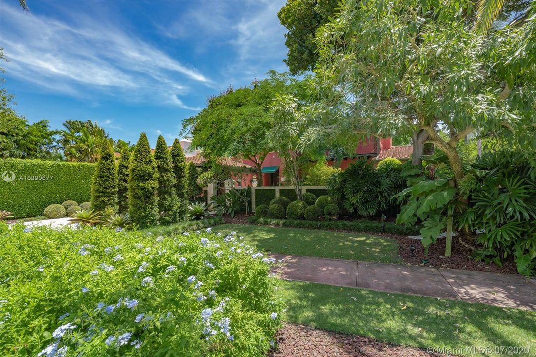 Vendido Recientemente: $2,250,000 (4 camas, 3 baños, 3510 Pies cuadrados)