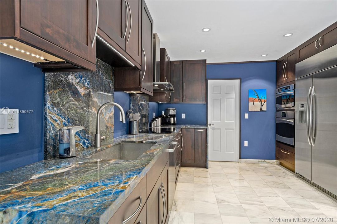 Vendido Recientemente: $2,250,000 (4 camas, 3 baños, 3510 Pies cuadrados)