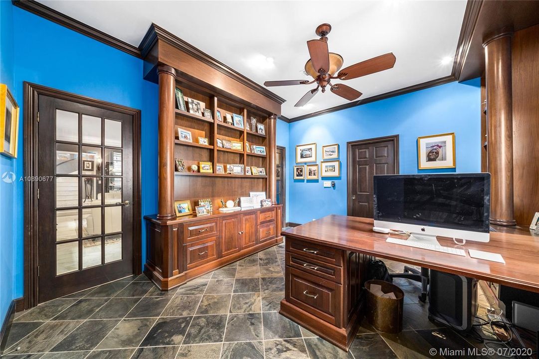 Vendido Recientemente: $2,250,000 (4 camas, 3 baños, 3510 Pies cuadrados)