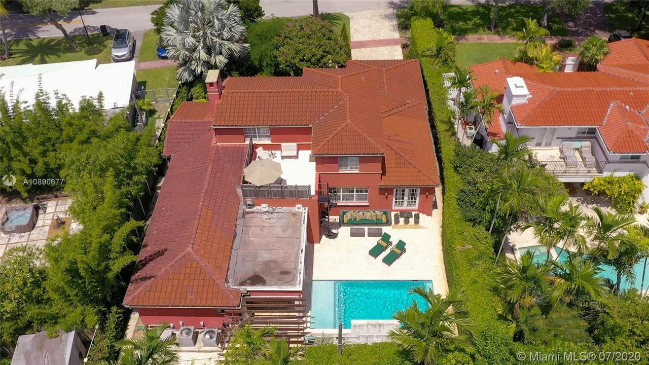 Vendido Recientemente: $2,250,000 (4 camas, 3 baños, 3510 Pies cuadrados)