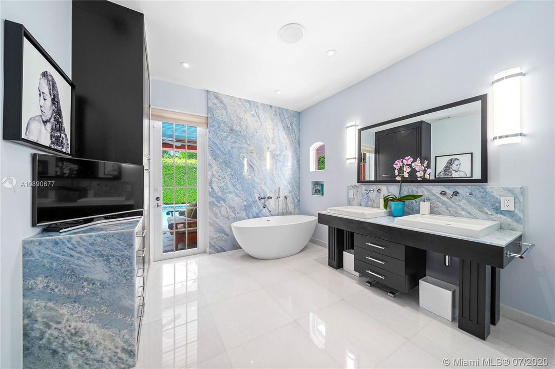 Vendido Recientemente: $2,250,000 (4 camas, 3 baños, 3510 Pies cuadrados)