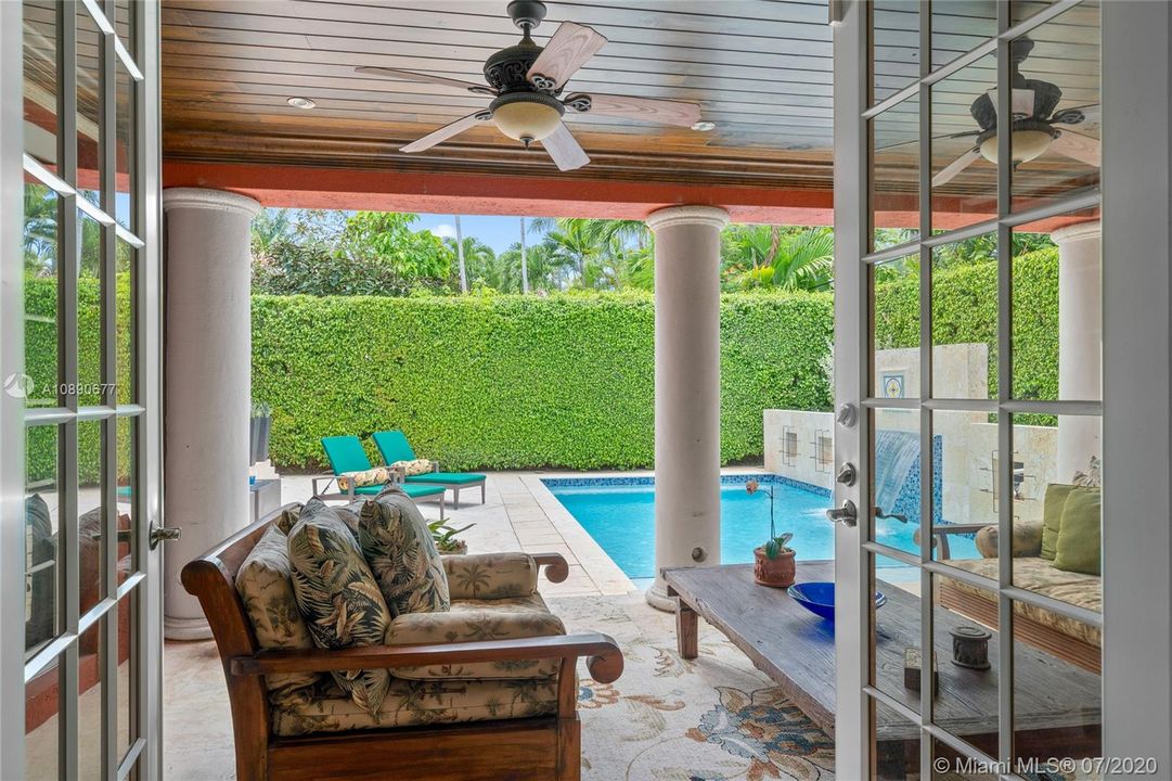 Vendido Recientemente: $2,250,000 (4 camas, 3 baños, 3510 Pies cuadrados)
