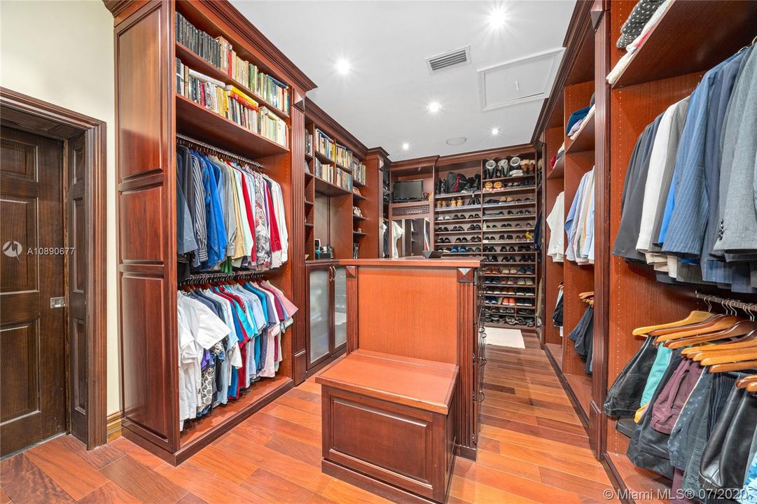 Vendido Recientemente: $2,250,000 (4 camas, 3 baños, 3510 Pies cuadrados)