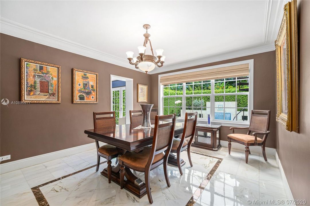 Vendido Recientemente: $2,250,000 (4 camas, 3 baños, 3510 Pies cuadrados)