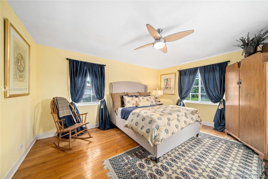 Vendido Recientemente: $2,250,000 (4 camas, 3 baños, 3510 Pies cuadrados)