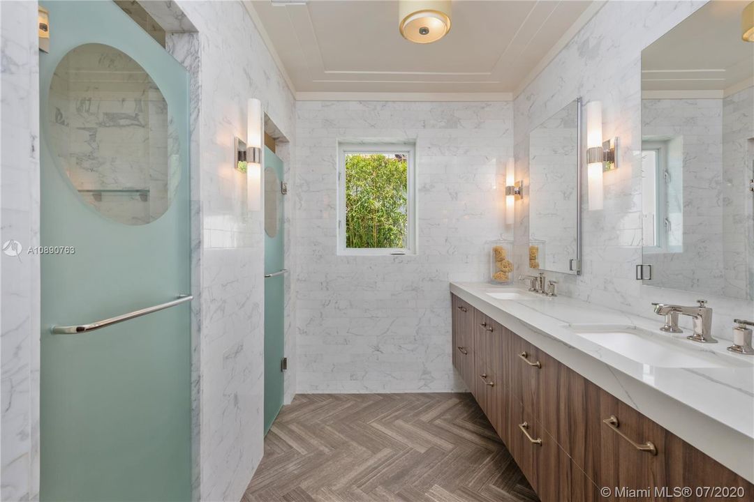 Vendido Recientemente: $2,450,000 (4 camas, 3 baños, 2605 Pies cuadrados)