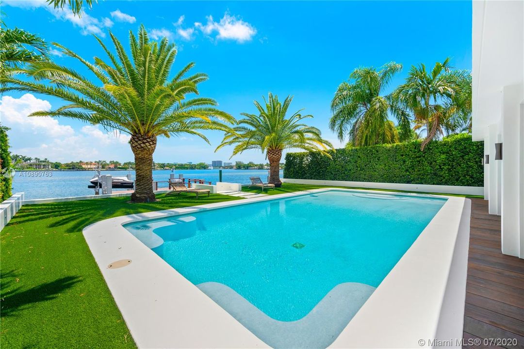 Vendido Recientemente: $2,450,000 (4 camas, 3 baños, 2605 Pies cuadrados)