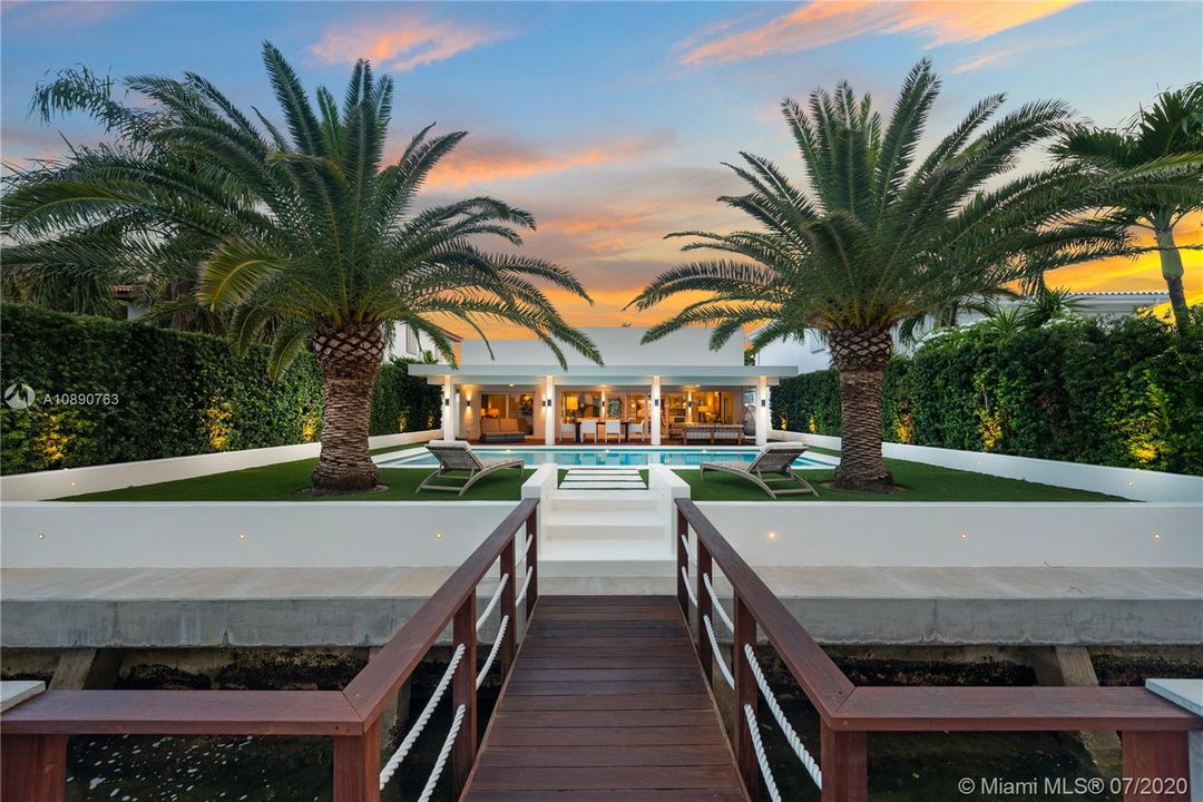 Vendido Recientemente: $2,450,000 (4 camas, 3 baños, 2605 Pies cuadrados)