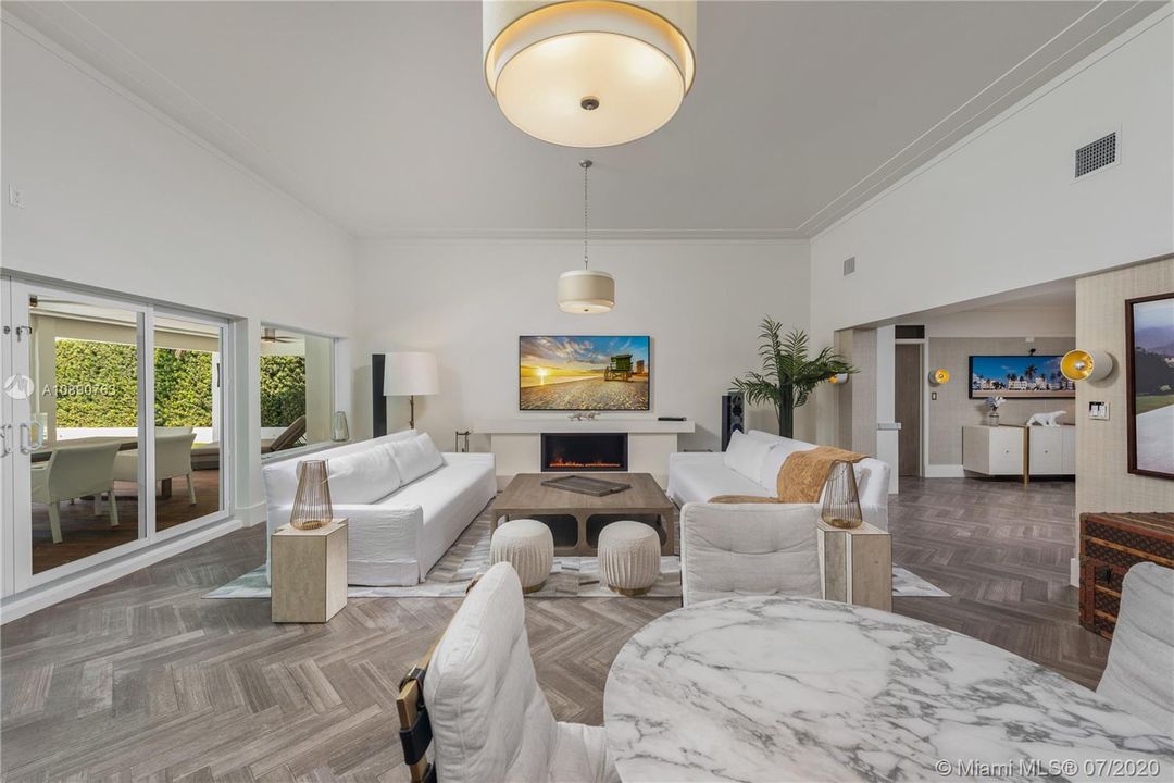 Vendido Recientemente: $2,450,000 (4 camas, 3 baños, 2605 Pies cuadrados)
