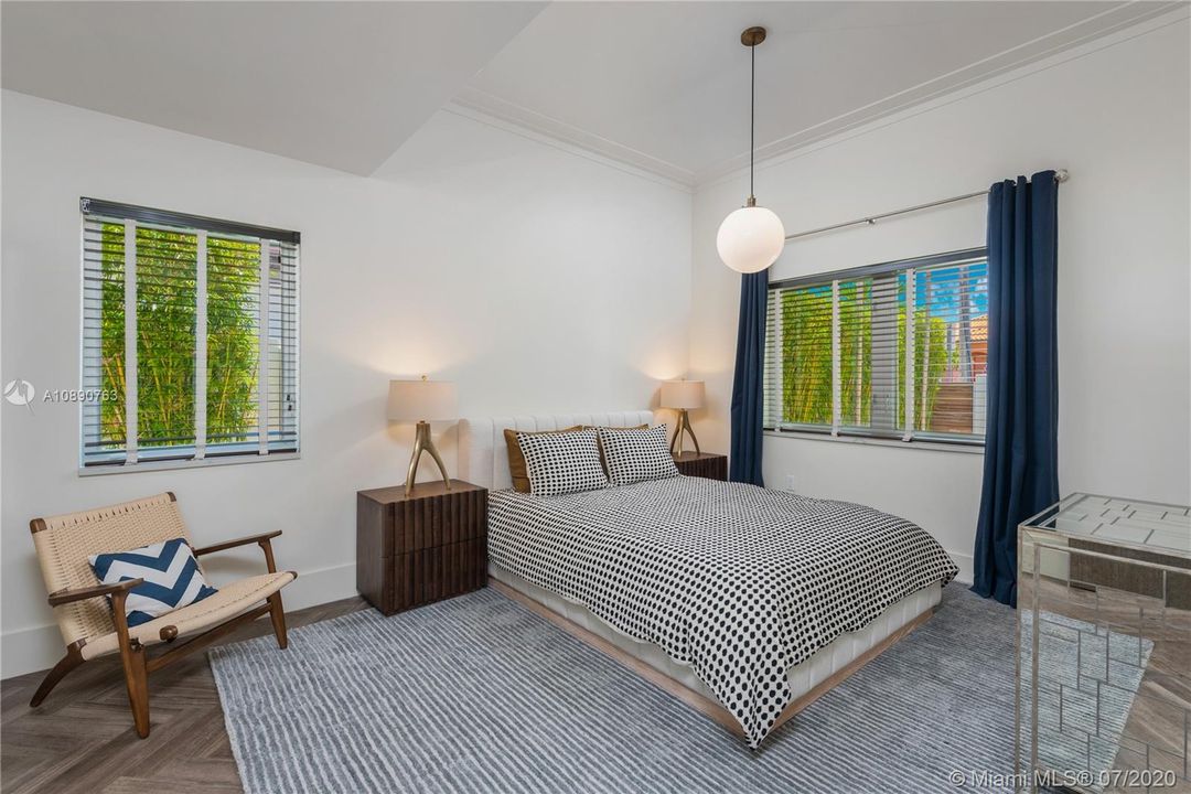 Vendido Recientemente: $2,450,000 (4 camas, 3 baños, 2605 Pies cuadrados)