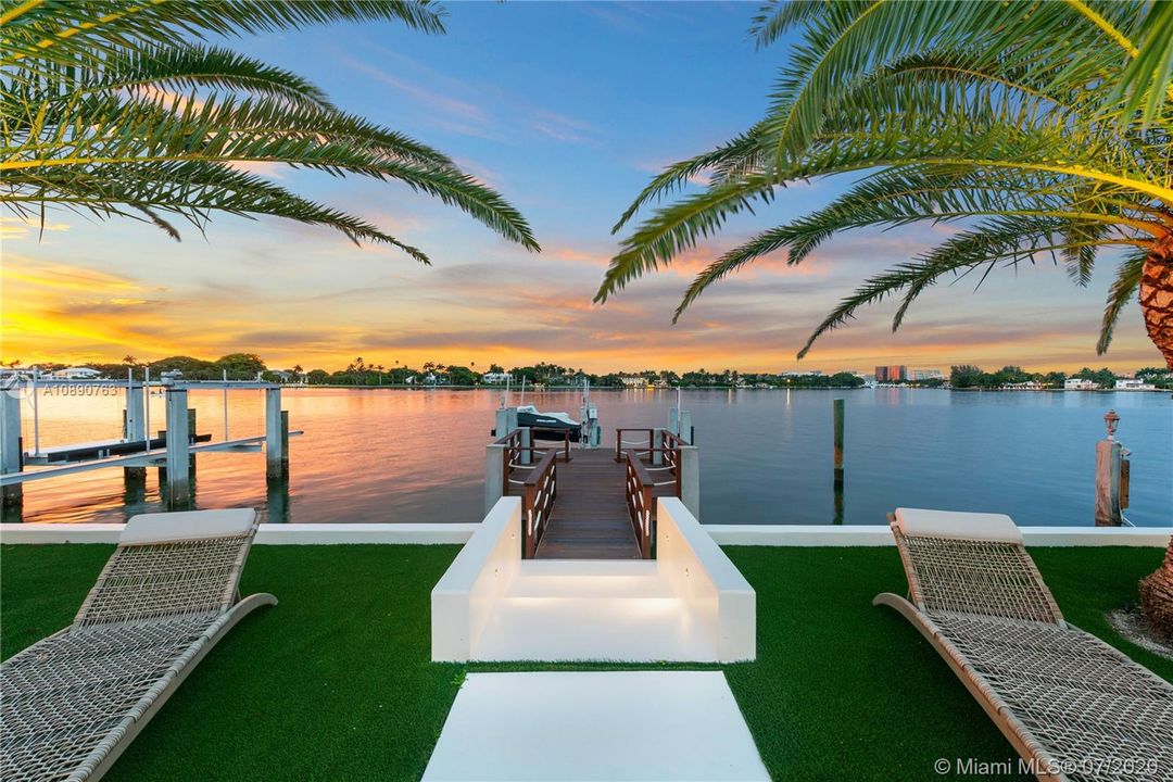 Vendido Recientemente: $2,450,000 (4 camas, 3 baños, 2605 Pies cuadrados)