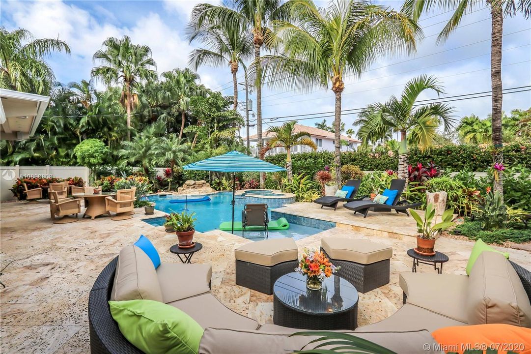 Recently Sold: $949,500 (4 beds, 2 baths, 2352 Square Feet)