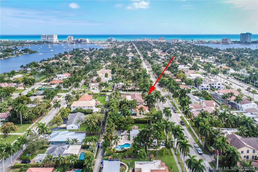 Recently Sold: $949,500 (4 beds, 2 baths, 2352 Square Feet)