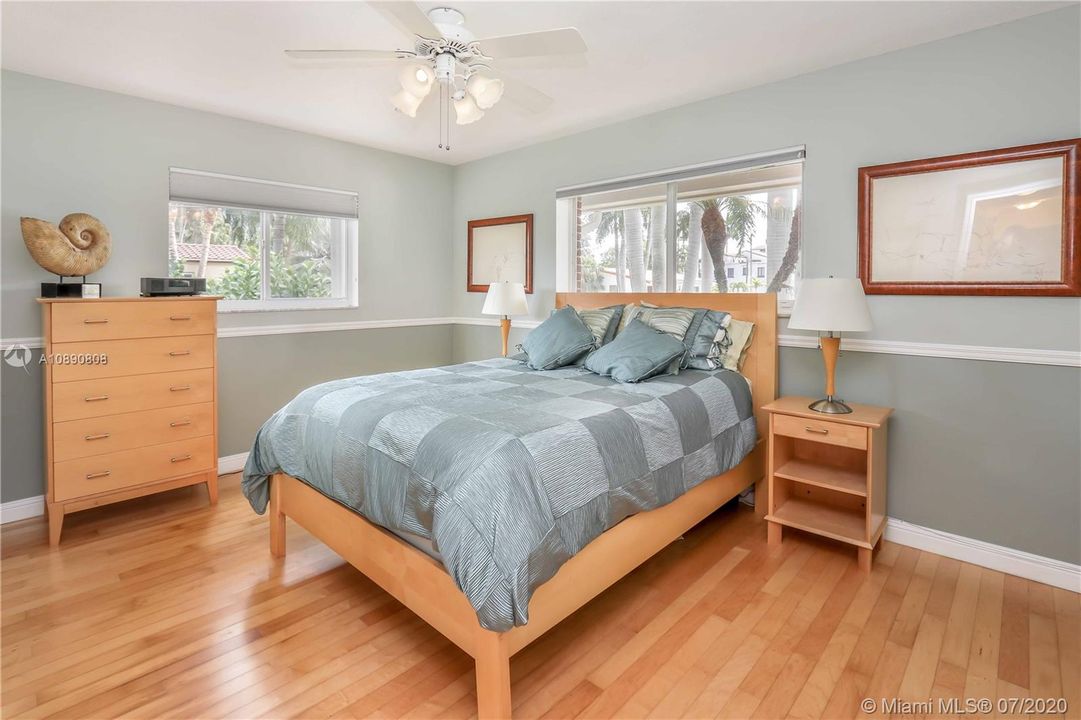 Recently Sold: $949,500 (4 beds, 2 baths, 2352 Square Feet)