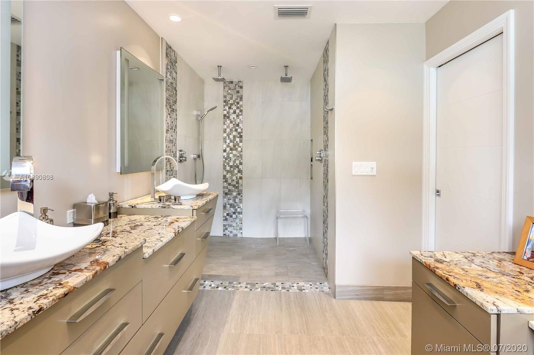 Recently Sold: $949,500 (4 beds, 2 baths, 2352 Square Feet)