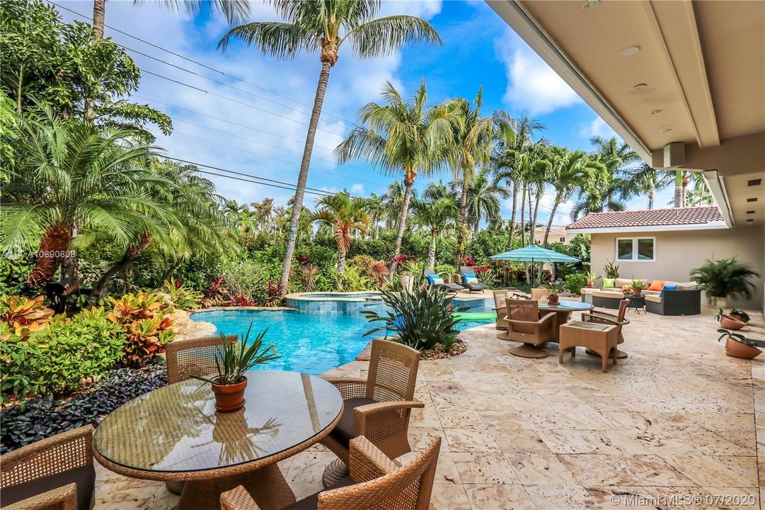 Recently Sold: $949,500 (4 beds, 2 baths, 2352 Square Feet)