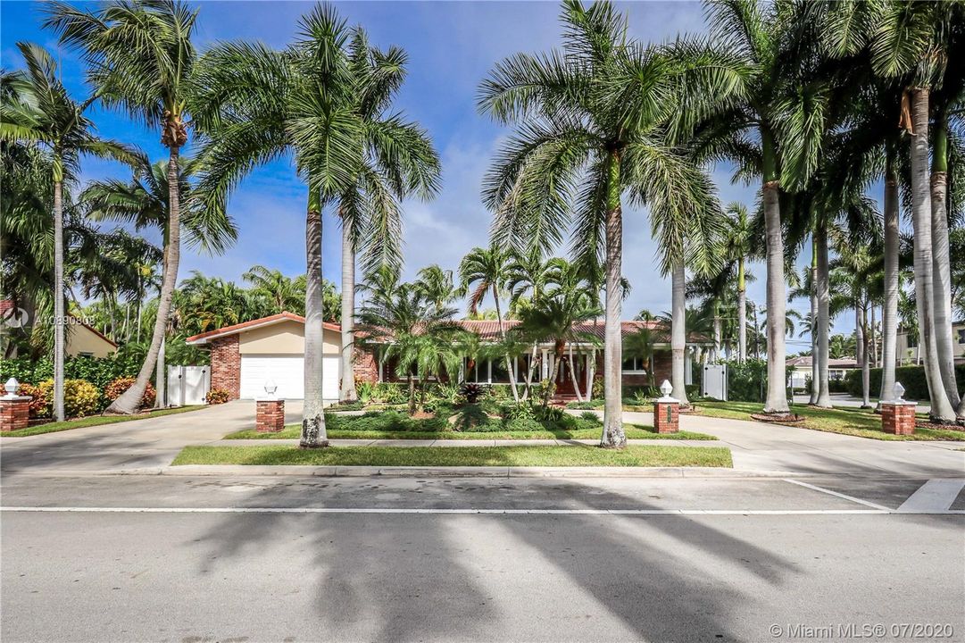 Recently Sold: $949,500 (4 beds, 2 baths, 2352 Square Feet)