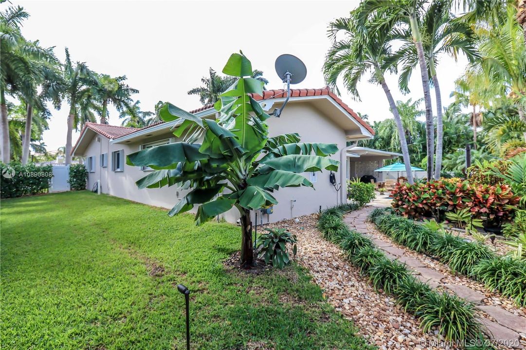 Recently Sold: $949,500 (4 beds, 2 baths, 2352 Square Feet)