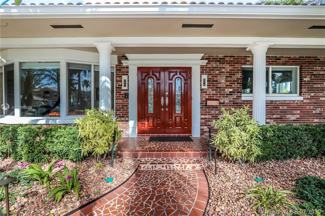 Recently Sold: $949,500 (4 beds, 2 baths, 2352 Square Feet)