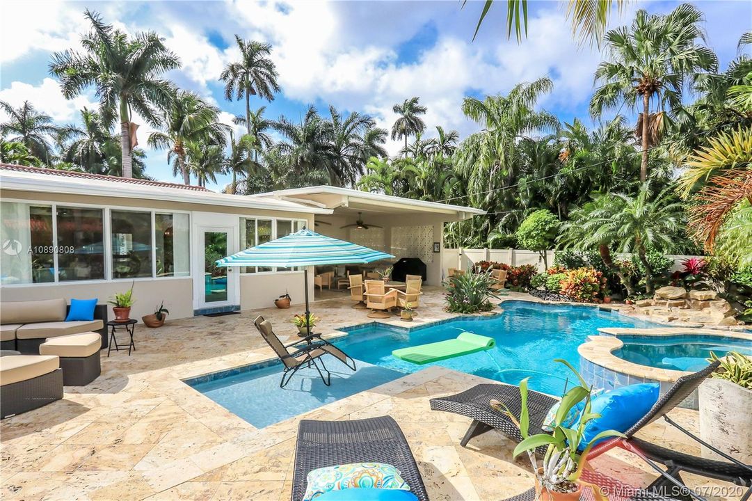 Recently Sold: $949,500 (4 beds, 2 baths, 2352 Square Feet)