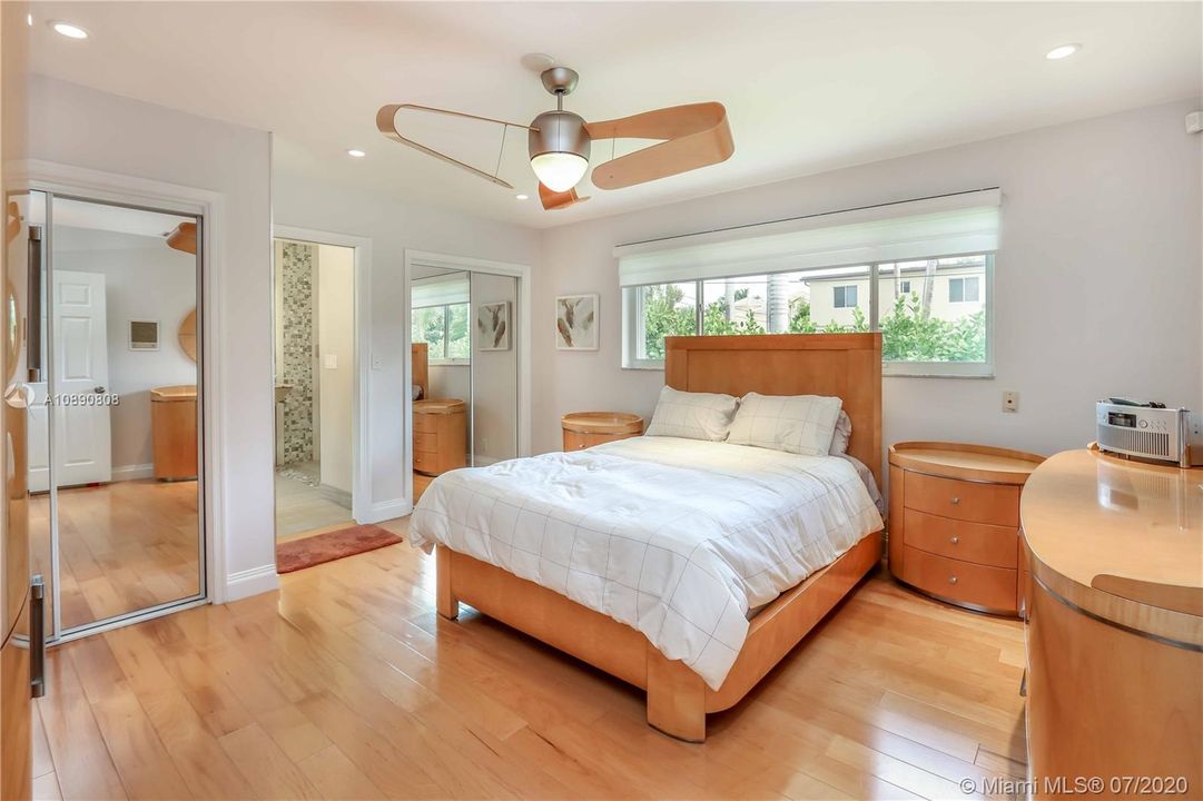 Recently Sold: $949,500 (4 beds, 2 baths, 2352 Square Feet)
