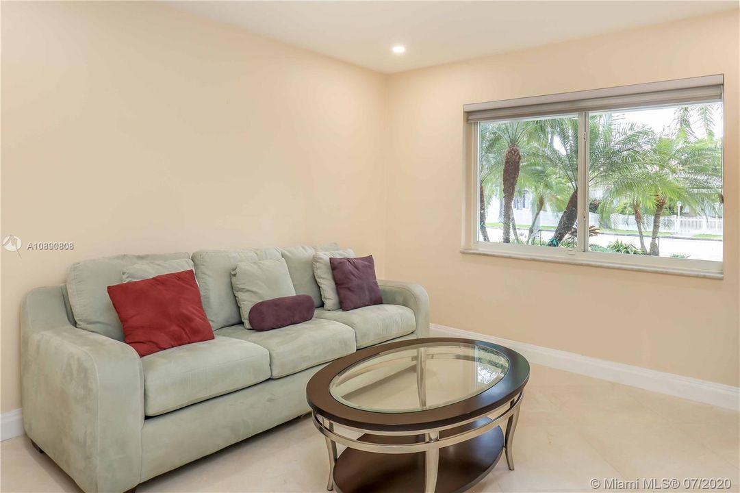 Recently Sold: $949,500 (4 beds, 2 baths, 2352 Square Feet)