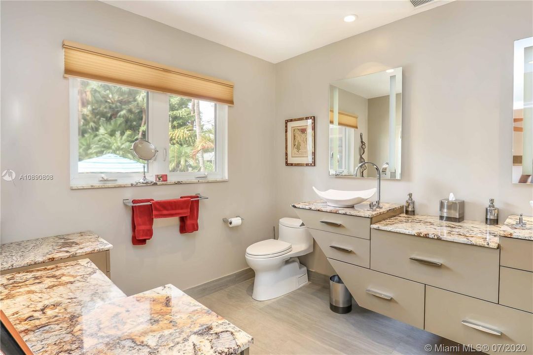 Recently Sold: $949,500 (4 beds, 2 baths, 2352 Square Feet)