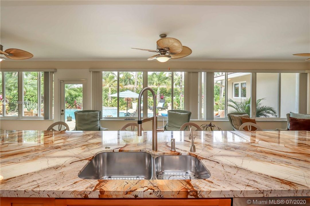Recently Sold: $949,500 (4 beds, 2 baths, 2352 Square Feet)