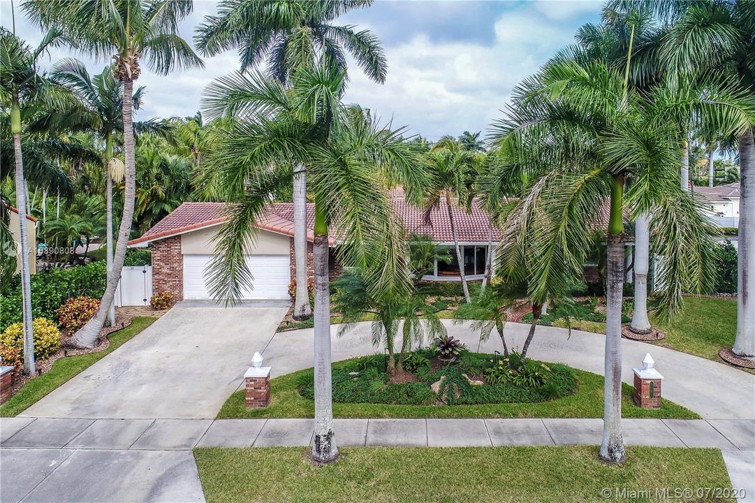 Recently Sold: $949,500 (4 beds, 2 baths, 2352 Square Feet)