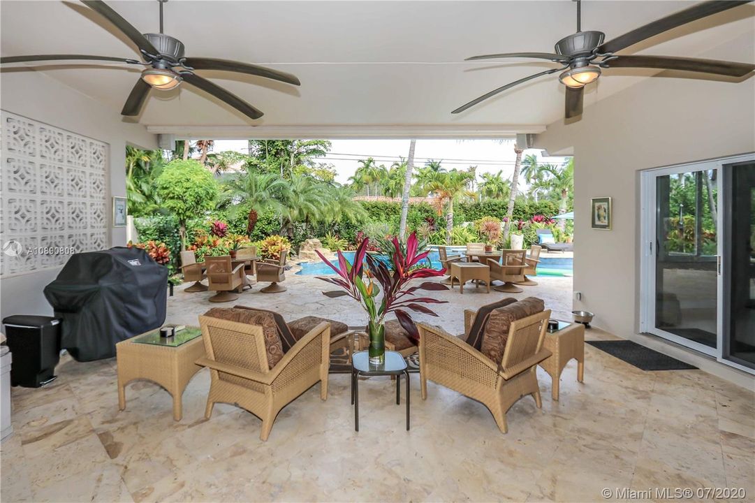 Recently Sold: $949,500 (4 beds, 2 baths, 2352 Square Feet)