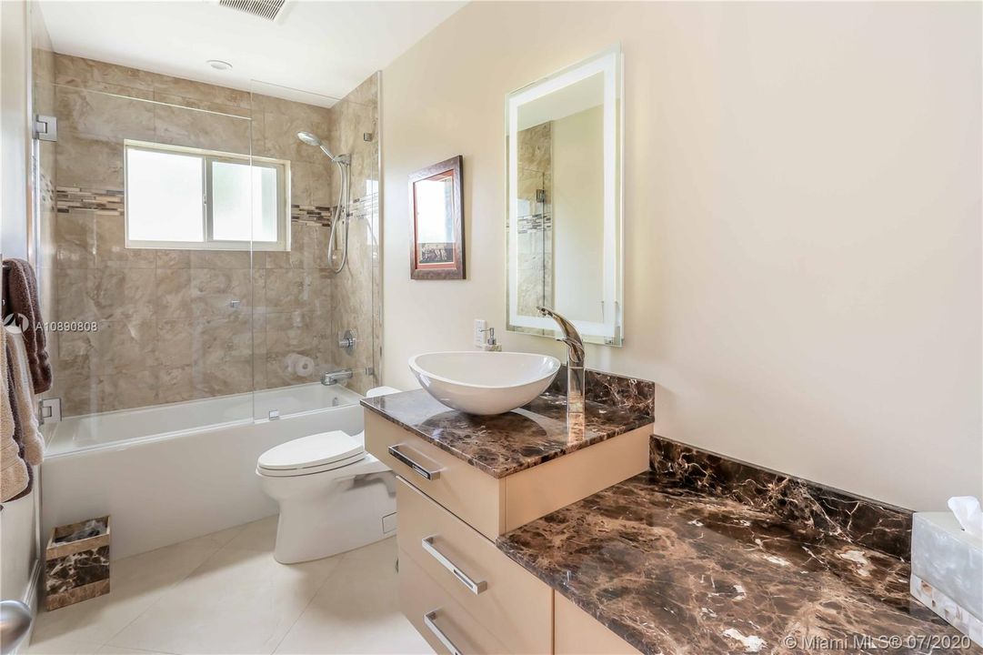 Recently Sold: $949,500 (4 beds, 2 baths, 2352 Square Feet)