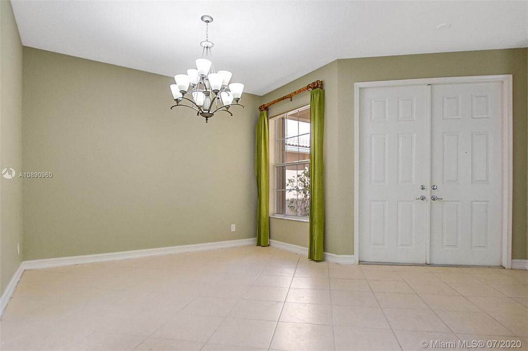 Vendido Recientemente: $474,999 (5 camas, 3 baños, 2994 Pies cuadrados)
