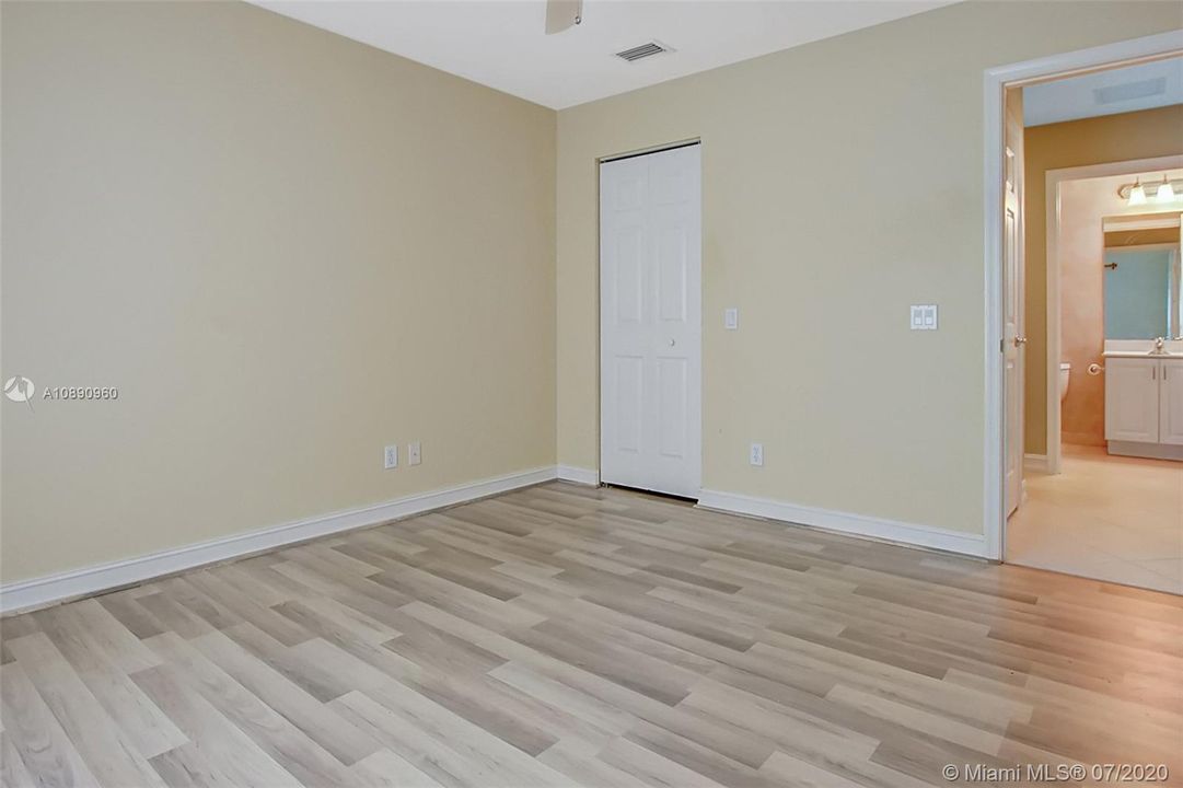 Vendido Recientemente: $474,999 (5 camas, 3 baños, 2994 Pies cuadrados)