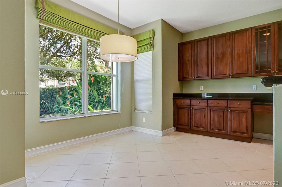 Vendido Recientemente: $474,999 (5 camas, 3 baños, 2994 Pies cuadrados)