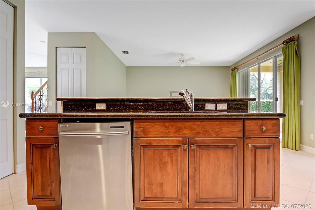 Vendido Recientemente: $474,999 (5 camas, 3 baños, 2994 Pies cuadrados)
