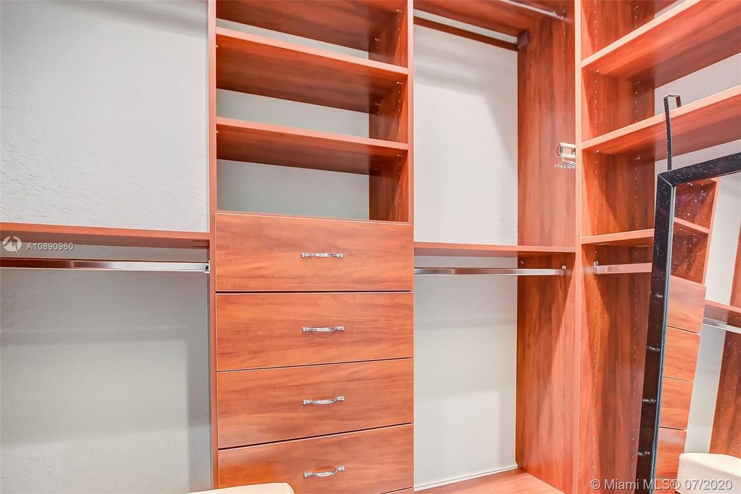 Vendido Recientemente: $474,999 (5 camas, 3 baños, 2994 Pies cuadrados)