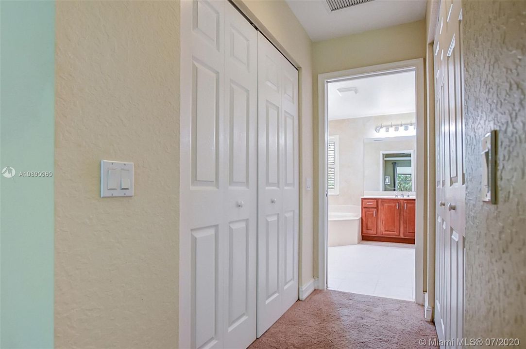 Vendido Recientemente: $474,999 (5 camas, 3 baños, 2994 Pies cuadrados)