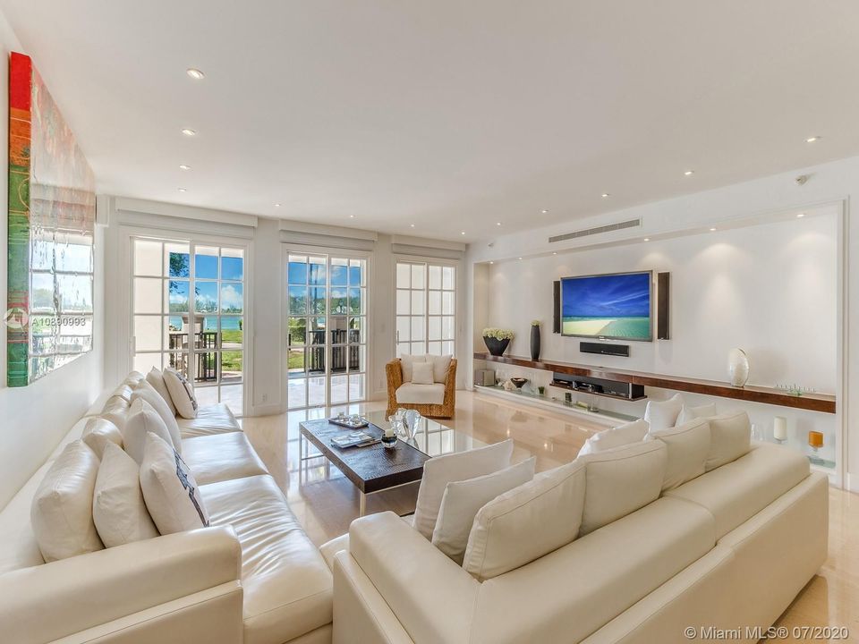 Recently Sold: $1,995,000 (3 beds, 3 baths, 2744 Square Feet)
