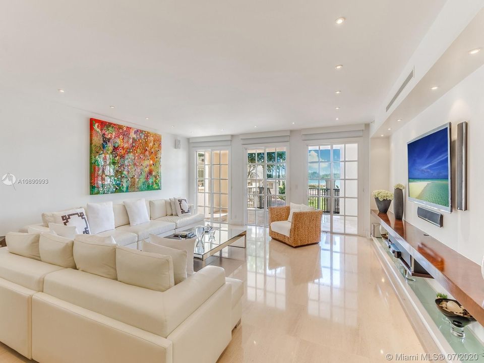Recently Sold: $1,995,000 (3 beds, 3 baths, 2744 Square Feet)