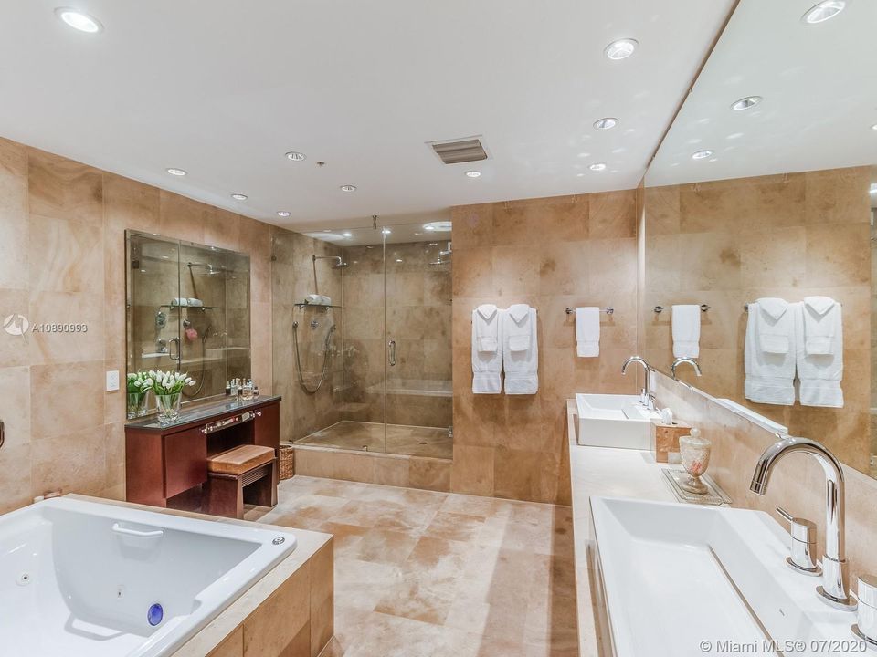 Recently Sold: $1,995,000 (3 beds, 3 baths, 2744 Square Feet)