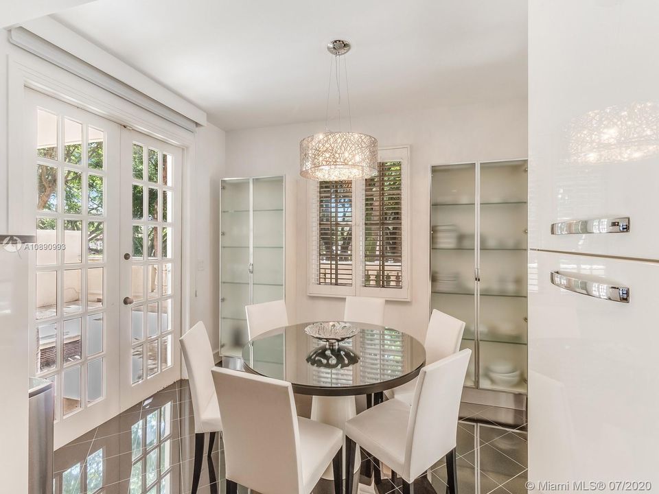 Recently Sold: $1,995,000 (3 beds, 3 baths, 2744 Square Feet)